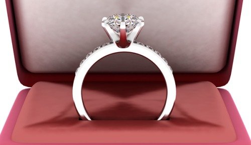 Предложить ей выбрать кольцо