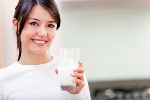 Девушка со стаканом молока