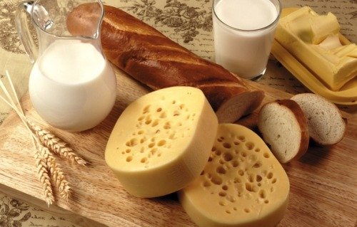 Сыр, молоко и хлеб