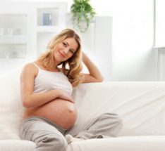 Беременная держится за живот