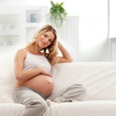 Беременная держится за живот