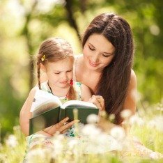 Мама учит читать свою дочь