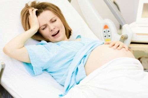 Женщина испытывает боль при родах